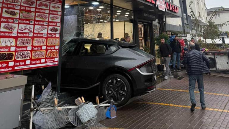 Sürücüsünün fren yerine gaza bastığı cip, şarküteri dükkanına girdi; kaza kamerada