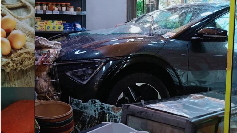 Sürücüsünün fren yerine gaza bastığı cip, şarküteri dükkanına girdi; kaza kamerada