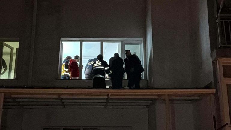 8inci katın balkonundan yan binanın tentesine düşüp yaralandı