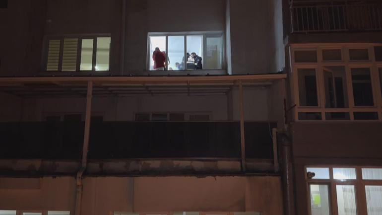 8inci katın balkonundan yan binanın tentesine düşüp yaralandı