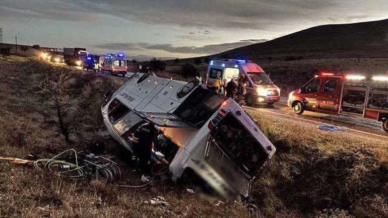 Afyonkarahisar’da yolcu otobüsü devrildi: 2 ölü, 21 yaralı