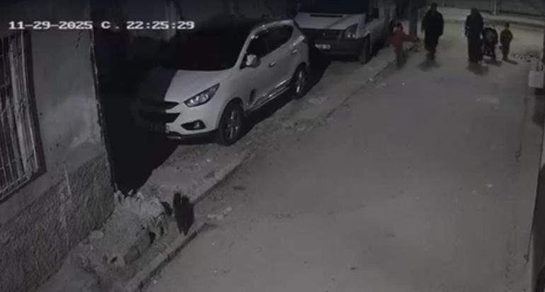 Başını otomobile çarptığı çocuğu yere fırlattı; o anlar kamerada