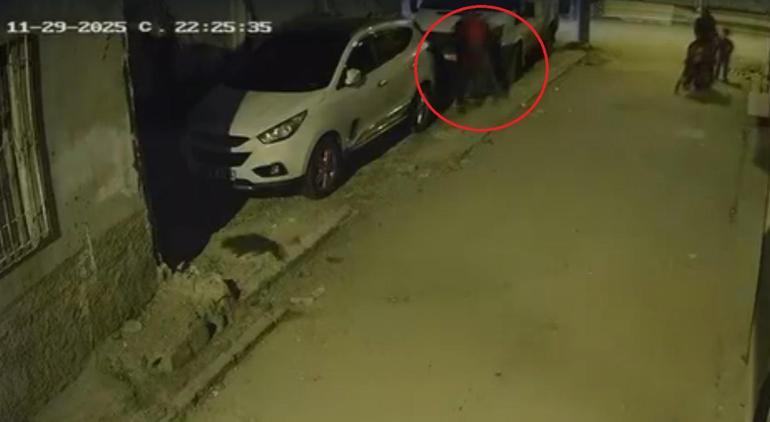 Başını otomobile çarptığı çocuğu yere fırlattı; o anlar kamerada