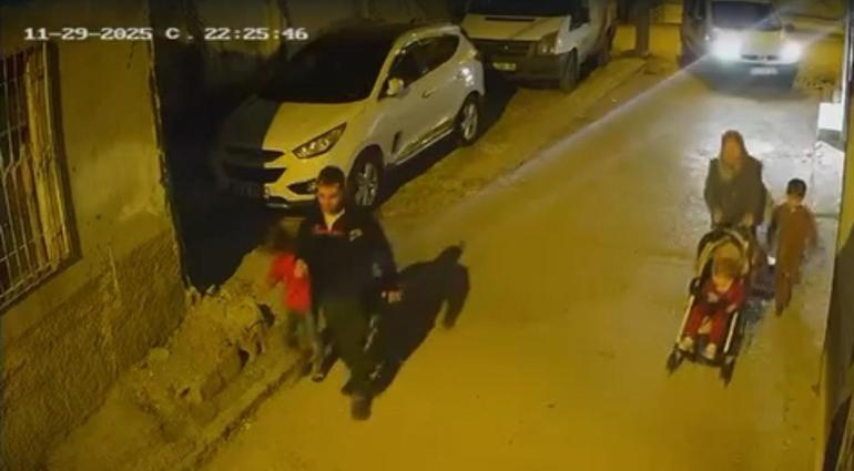 Başını otomobile çarptığı çocuğu yere fırlattı; o anlar kamerada