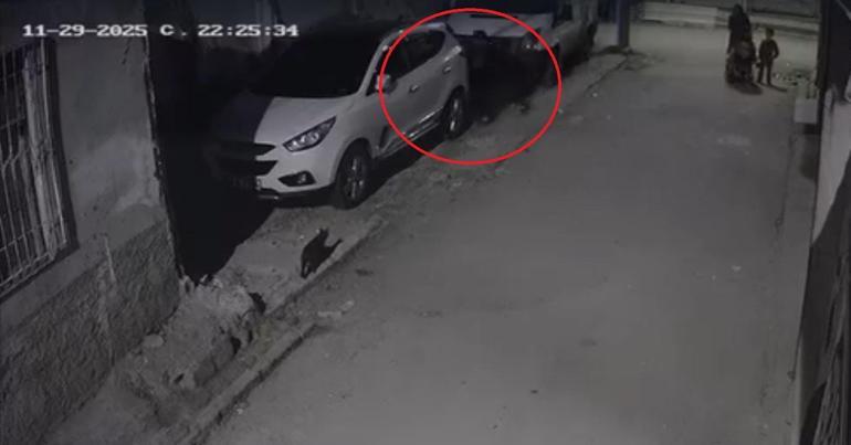 Başını otomobile çarptığı çocuğu yere fırlattı; o anlar kamerada