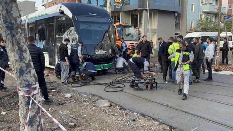 Tramvay ile çöp kamyonu çarpıştı: 3 yaralı