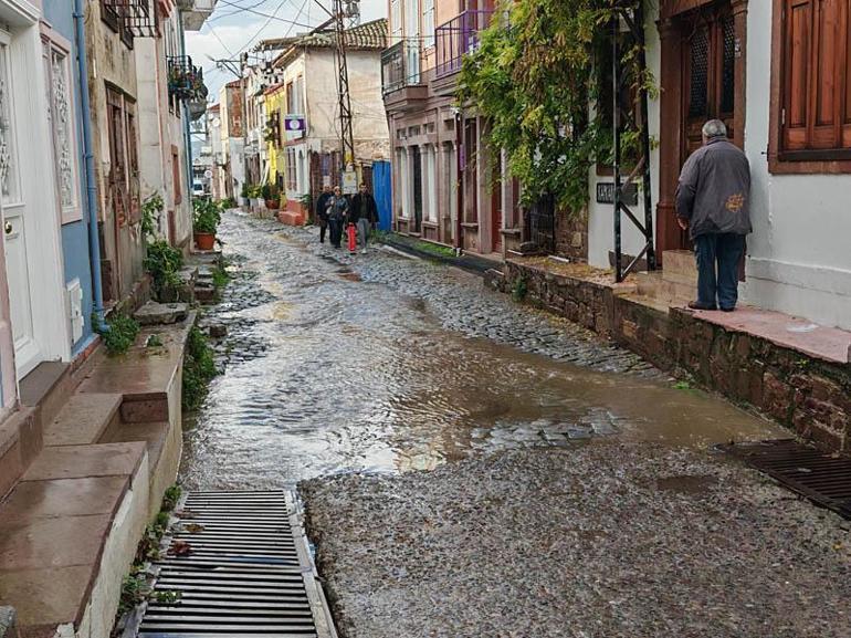 Ayvalıkta sağanak yağmur cadde ve sokakları göle çevirdi