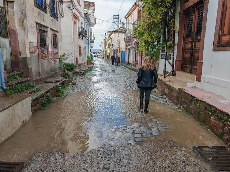 Ayvalıkta sağanak yağmur cadde ve sokakları göle çevirdi