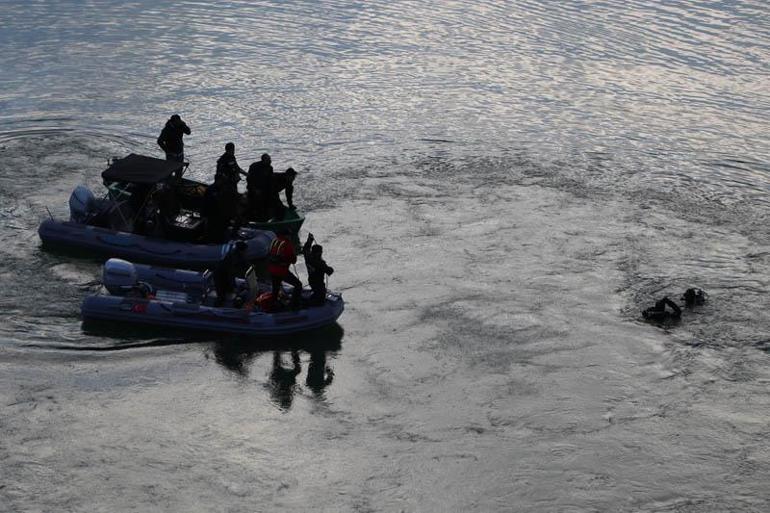 Vanda baraj gölüne yuvarlanan otomobildeki 3 kişi öldü