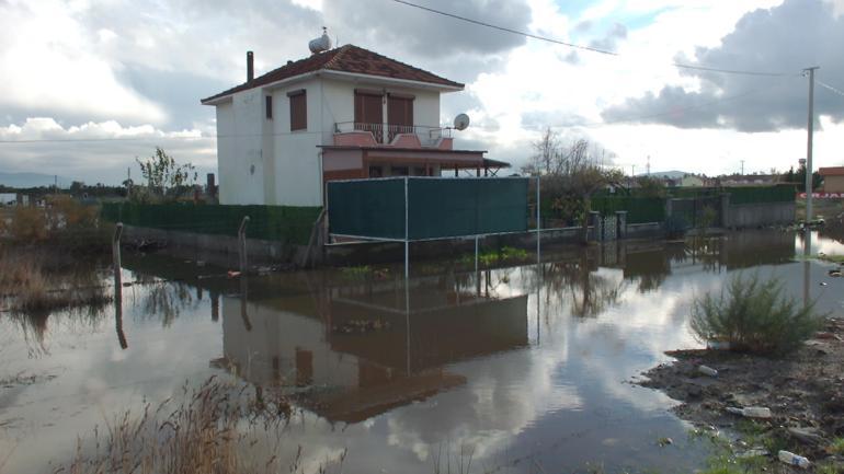 Balıkesir’de sağanak yağmur etkili oldu; yollar göle döndü, yazlıkları su bastı
