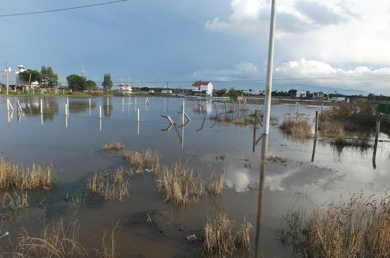 Balıkesir’de sağanak yağmur etkili oldu; yollar göle döndü, yazlıkları su bastı