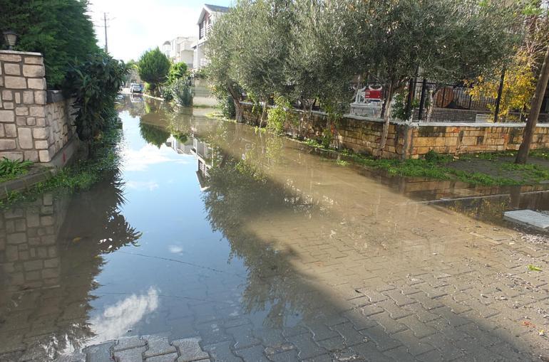 Balıkesir’de sağanak yağmur etkili oldu; yollar göle döndü, yazlıkları su bastı