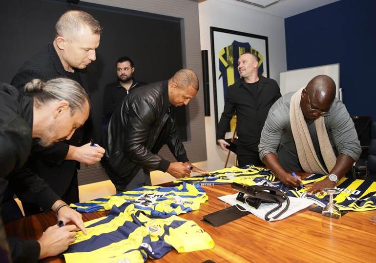 Fenerbahçe’nin efsane futbolcuları derbi öncesi bir araya geldi