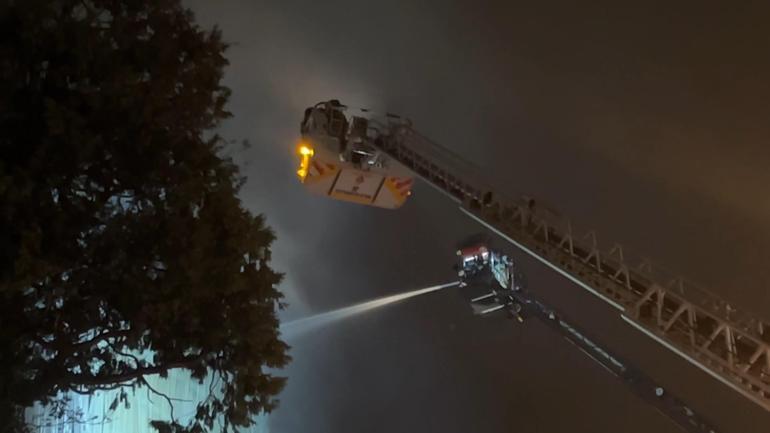 Üsküdarda ahşap bina alev alev yandı