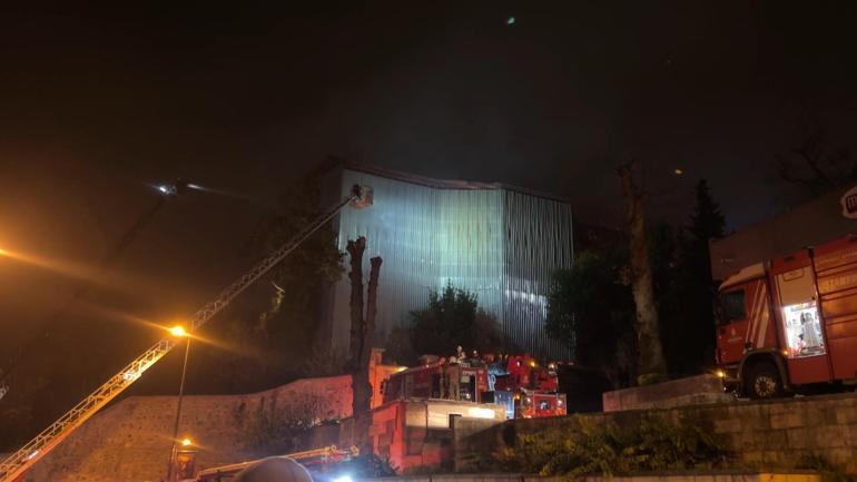 Üsküdarda ahşap bina alev alev yandı