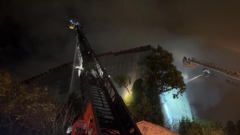 Üsküdarda ahşap bina alev alev yandı