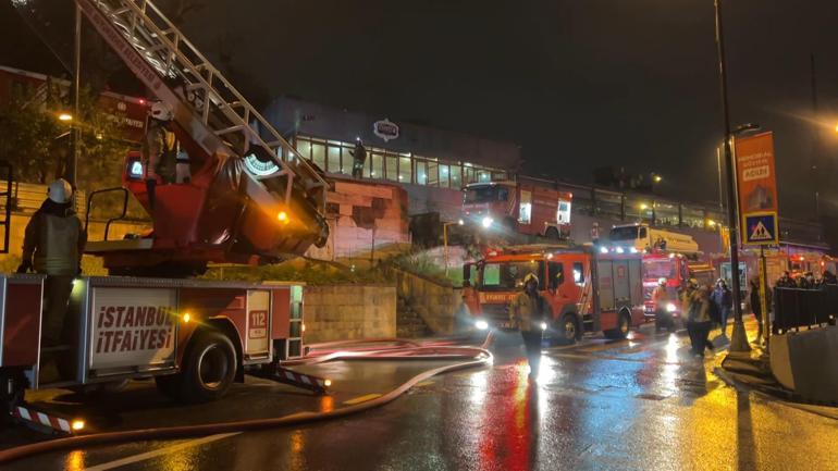 Üsküdarda ahşap bina alev alev yandı