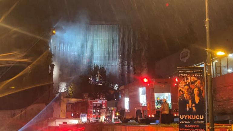 Üsküdarda ahşap bina alev alev yandı