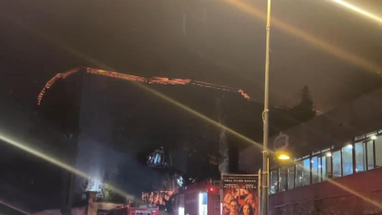 Üsküdarda ahşap bina alev alev yandı