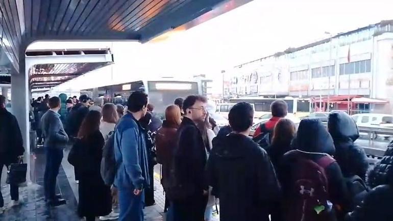 Avcılarda metrobüs arızalandı; duraklarda yoğunluk oluştu