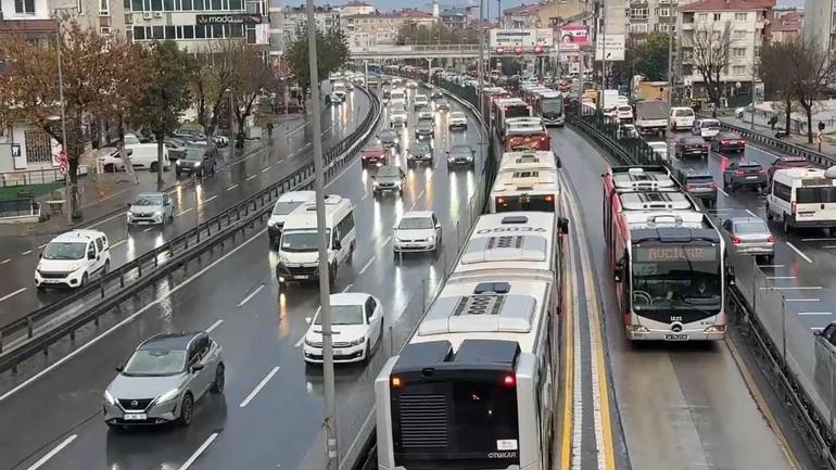 Avcılarda metrobüs arızalandı; duraklarda yoğunluk oluştu