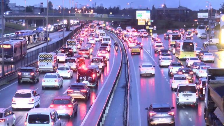 İstanbulda trafik yoğunluğu yüzde 78 olarak ölçüldü