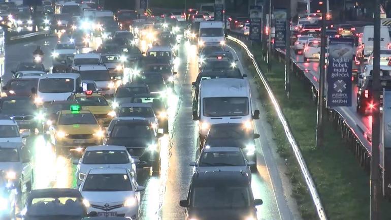İstanbulda trafik yoğunluğu yüzde 78 olarak ölçüldü