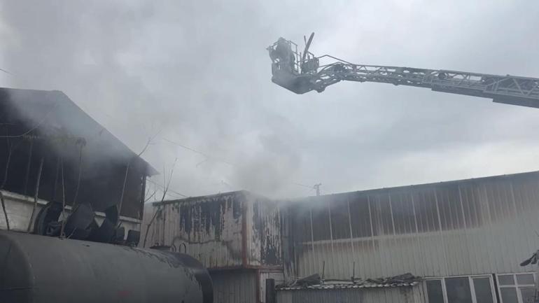 Arnavutköyde TIR tamirhanesinde çıkan yangın söndürüldü