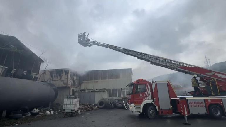 Arnavutköyde TIR tamirhanesinde çıkan yangın söndürüldü