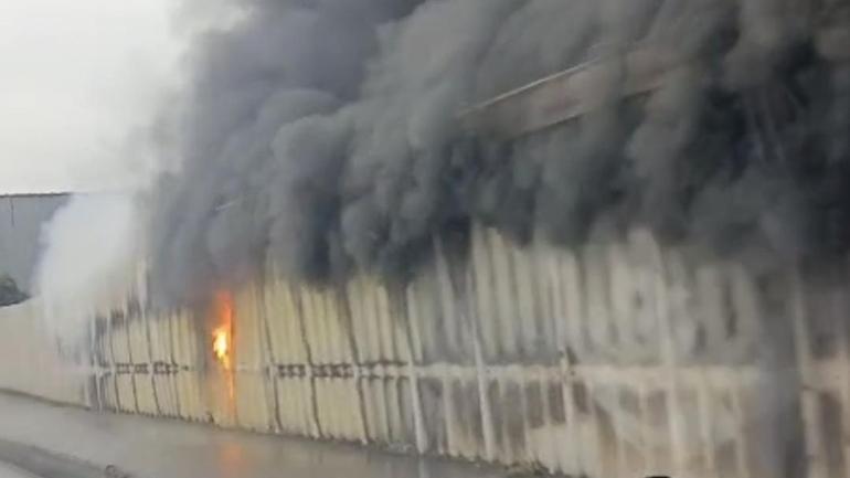 Arnavutköyde TIR tamirhanesinde çıkan yangın söndürüldü