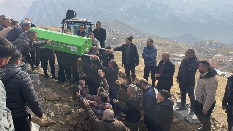 Otomobilin baraj gölüne yuvarlandığı kazada ölen Furkan ve Rojhat toprağa verildi