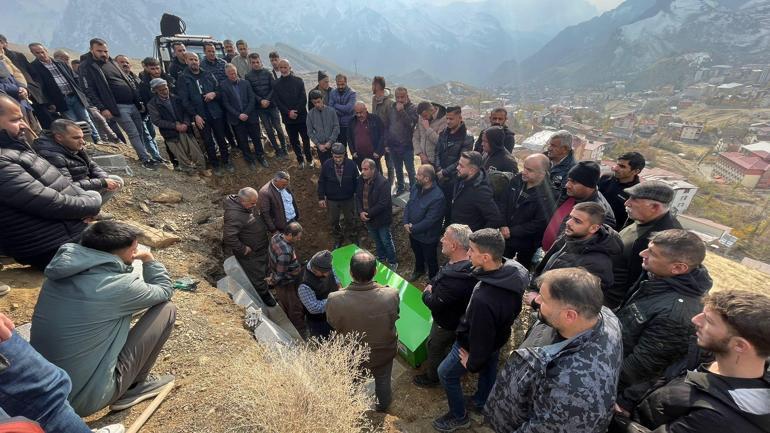 Otomobilin baraj gölüne yuvarlandığı kazada ölen Furkan ve Rojhat toprağa verildi