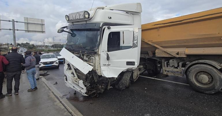 Sancaktepe’de kayganlaşan yolda kamyonet hafriyat kamyonuna çarptı: 1 ölü