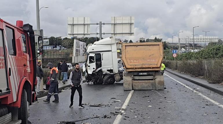 Sancaktepe’de kayganlaşan yolda kamyonet hafriyat kamyonuna çarptı: 1 ölü