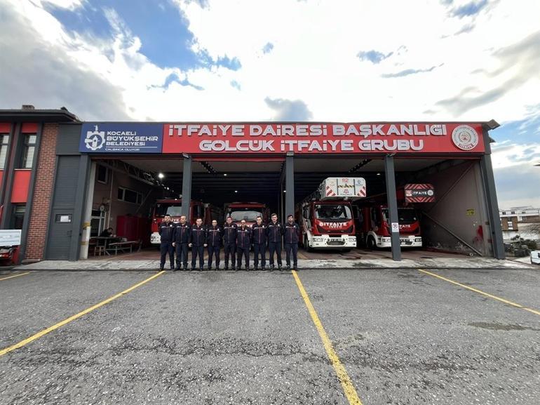 İtfaiye eri kendi hava maskesini, yangında mahsur kalan kişiye vererek kurtardı