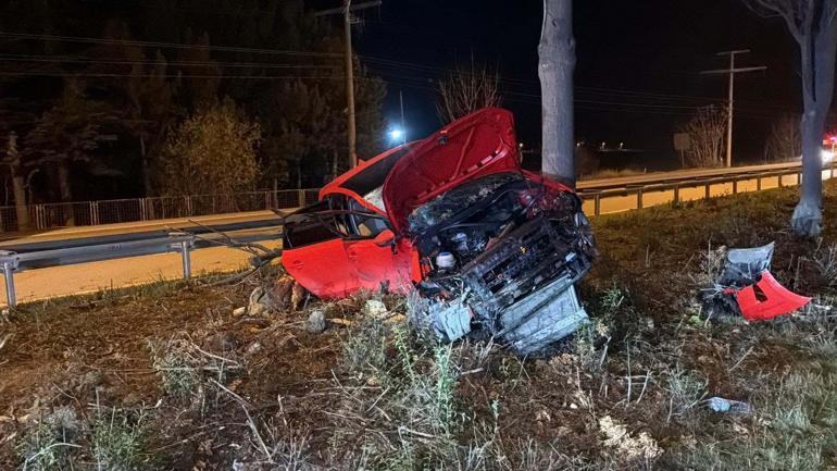 Eskişehir’de ağaca çarpan otomobilin sürücüsü ağır yaralandı