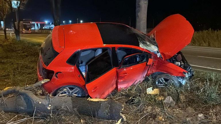Eskişehir’de ağaca çarpan otomobilin sürücüsü ağır yaralandı
