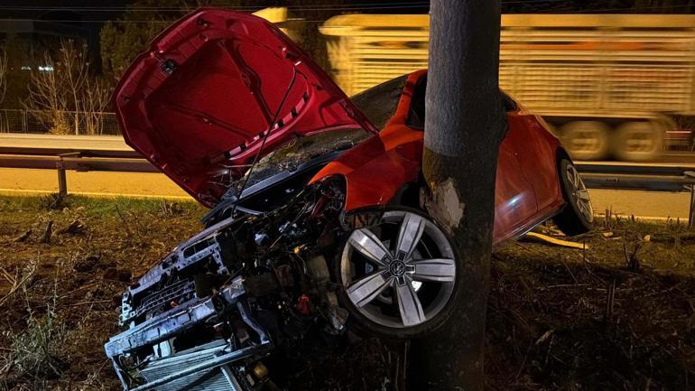 Eskişehir’de ağaca çarpan otomobilin sürücüsü ağır yaralandı