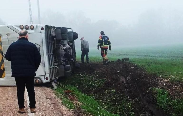 Öğrenci servis midibüsü şarampole yuvarlandı; 8 yaralı