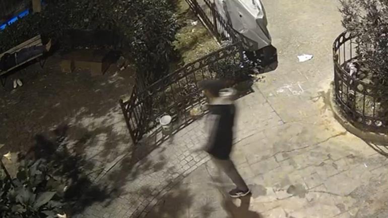 Beyoğlunda bankta uyuyan adamın cep telefonunu gasp eden şüpheli kamerada