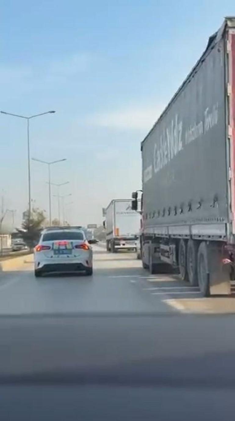 Dur ihtarından kaçan ehliyetsiz TIR sürücüsü, aracın lastiklerine silah doğrultulunca durdu