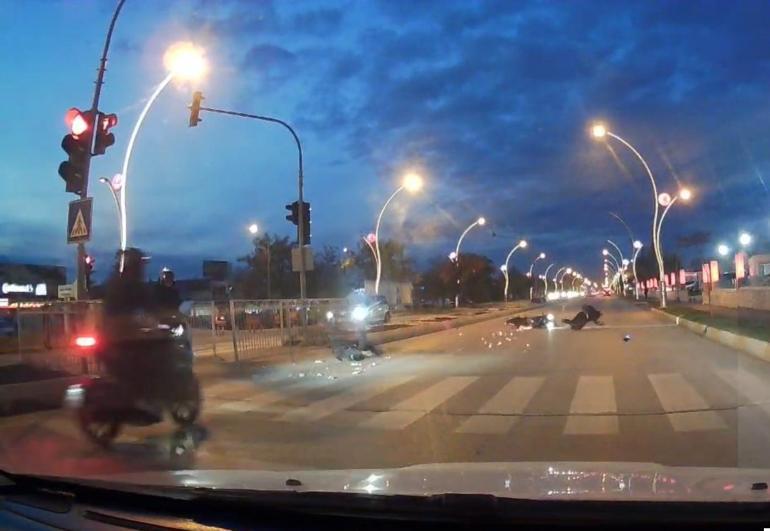 Motosikletin yayaya çarptığı kaza kamerada; 2 yaralı