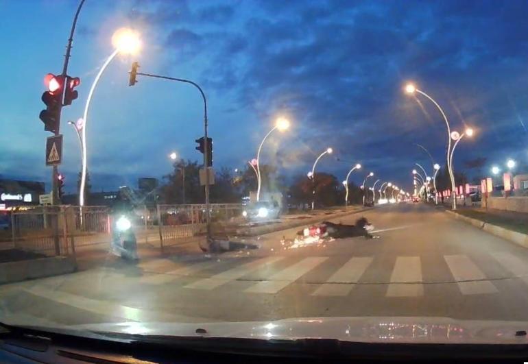 Motosikletin yayaya çarptığı kaza kamerada; 2 yaralı