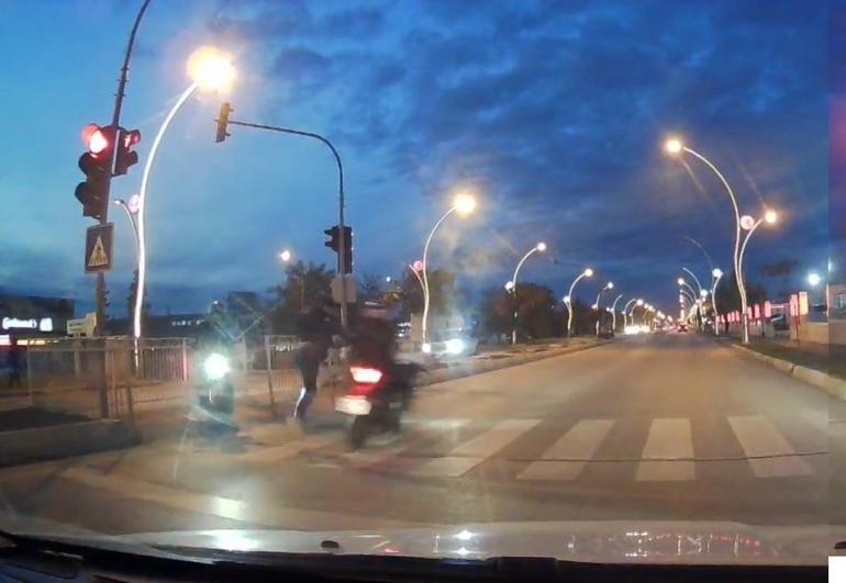 Motosikletin yayaya çarptığı kaza kamerada; 2 yaralı