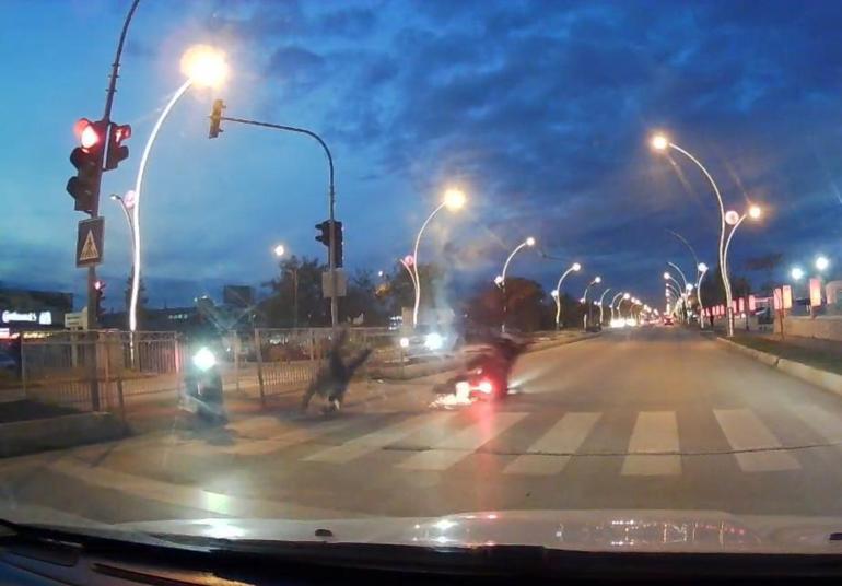 Motosikletin yayaya çarptığı kaza kamerada; 2 yaralı