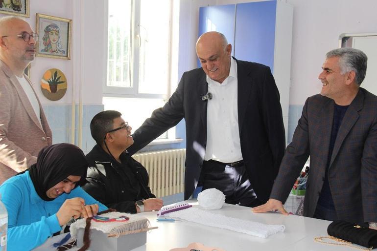 Erkoyuncu, özel eğitim öğrencileriyle buluştu