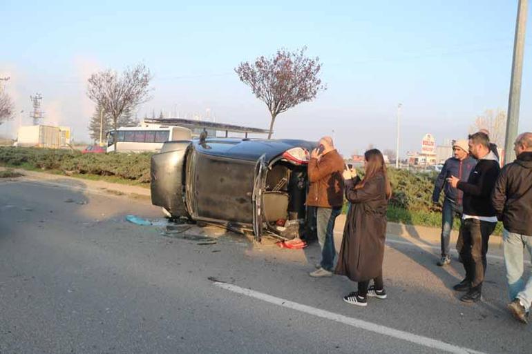 Sürücüsünün makas attığı aracın çarptığı otomobil devrildi; kaza kamerada