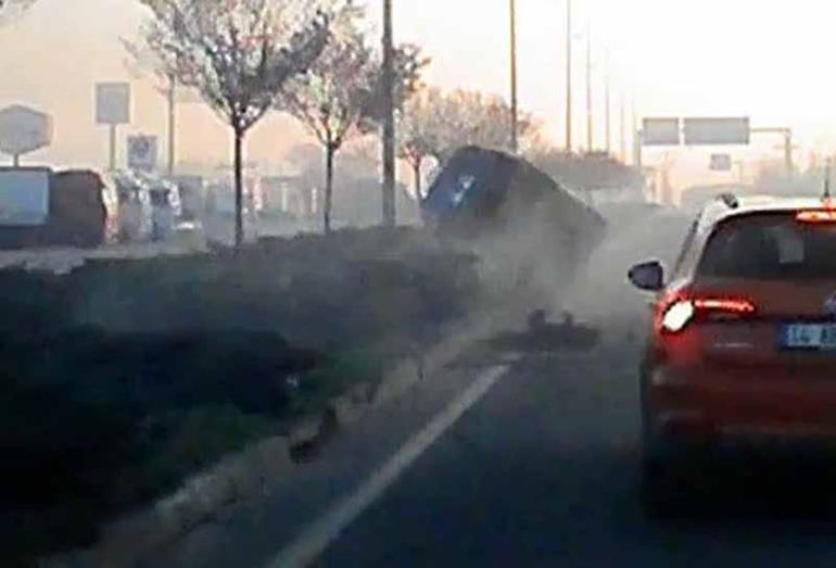 Sürücüsünün makas attığı aracın çarptığı otomobil devrildi; kaza kamerada