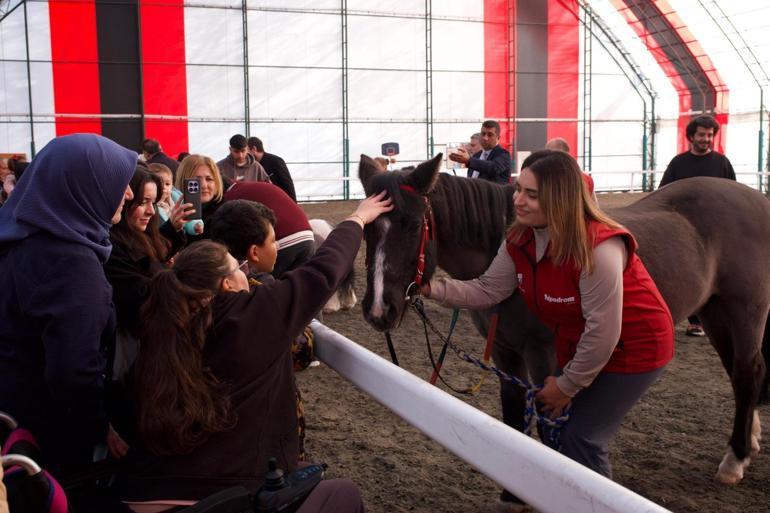 3 Aralık Dünya Engelliler Günü’nde özel çocuklar Hipodrom.com Atla Terapi Merkezi’nde buluştu