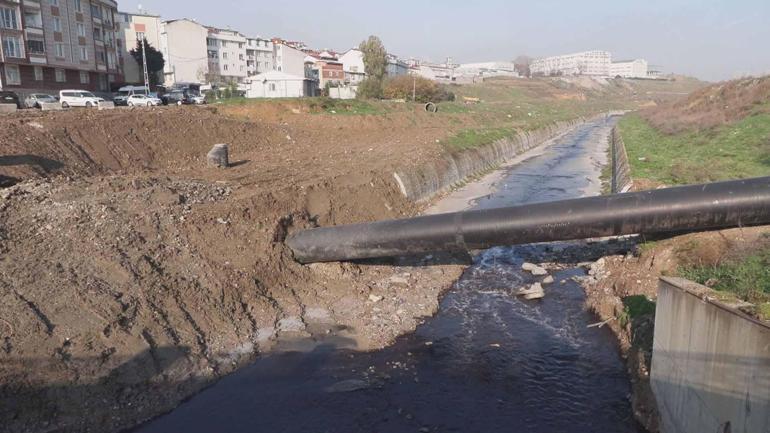 Haramiderenin rengi kırmızıya döndü; mahalleli tepki gösterdi